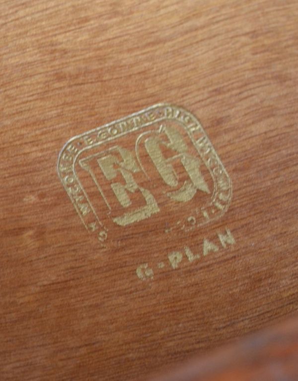 G-PLAN(Gプラン) アンティーク家具 寝室で使えるヴィンテージ家具、Gプランのサイドテーブル。「G-PLAN」のマークが付いています。(k-1235-f)