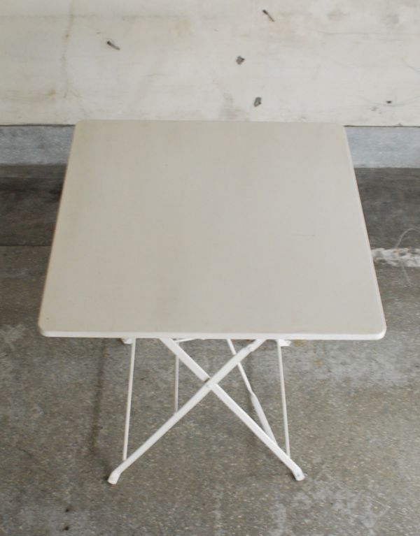 ロイドテーブル　アンティーク家具　アンティークのフレンチインテリア、白いフォールディングテーブル（ガーデンテーブル）。さっと拭けてお手入れも楽チンです。(k-1236-f)