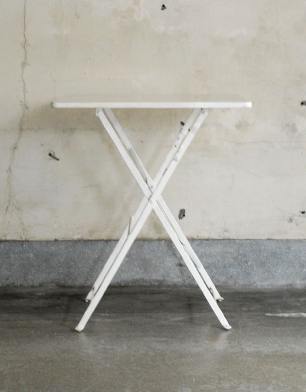ロイドテーブル　アンティーク家具　アンティークのフレンチインテリア、白いフォールディングテーブル（ガーデンテーブル）。横から見たときのクロス脚がステキ！繊細なラインがとってもオシャレです。(k-1236-f)