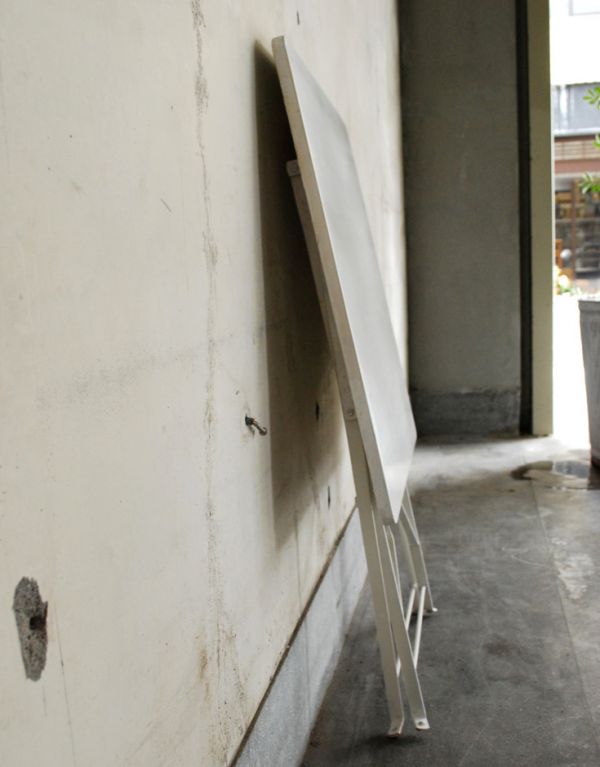 ロイドテーブル　アンティーク家具　アンティークのフレンチインテリア、白いフォールディングテーブル（ガーデンテーブル）。折りたたみ式なので持ち運びも便利！立てかけておけば場所をとりません。(k-1236-f)