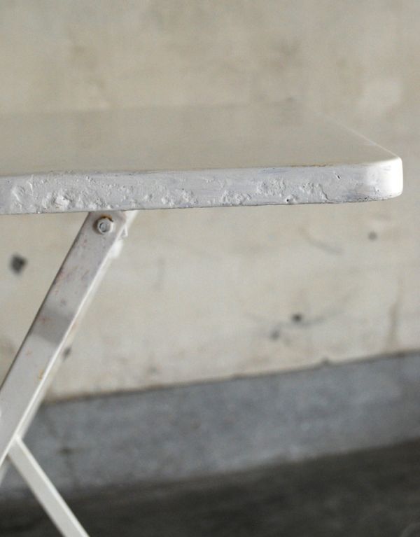 ロイドテーブル　アンティーク家具　アンティークのフレンチインテリア、白いフォールディングテーブル（ガーデンテーブル）。アンティークは新品ではないので、経年変化によるキズはありますが、専門の職人によって目立たないようにキレイにお直しをしています。(k-1236-f)