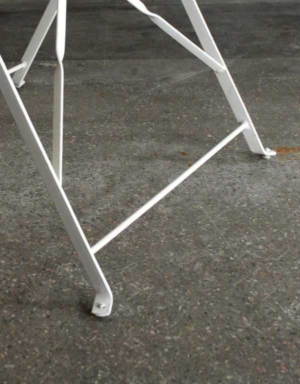 ロイドテーブル　アンティーク家具　アンティークのフレンチインテリア、白いフォールディングテーブル（ガーデンテーブル）。脚の先は安定するように曲がっています。(k-1236-f)