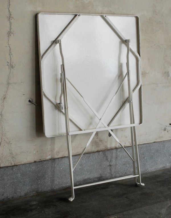 ロイドテーブル　アンティーク家具　アンティークのフレンチインテリア、白いフォールディングテーブル（ガーデンテーブル）。ご自宅用はもちろん、カフェやパン屋さんなどの店舗用としてもおススメです。(k-1236-f)