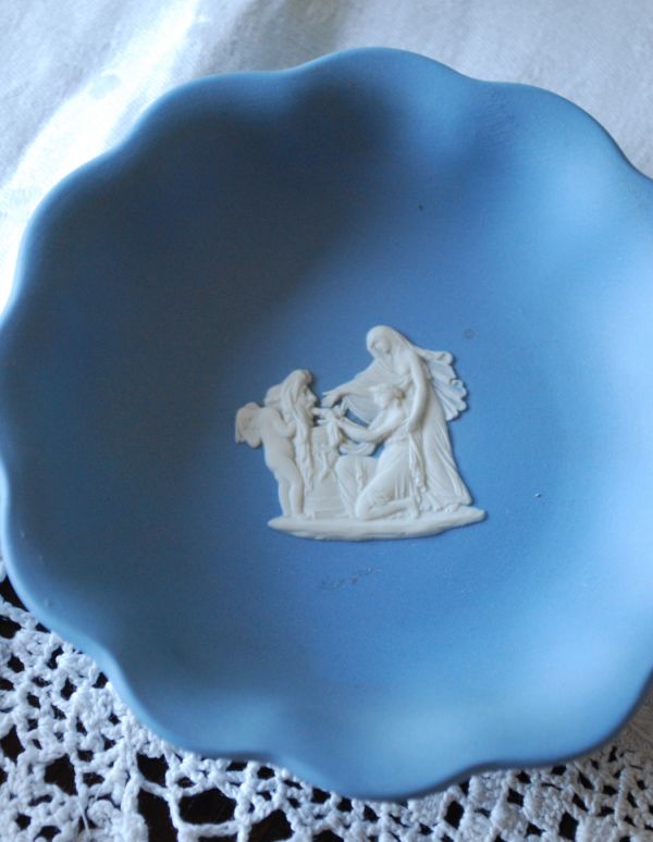 英国クラシックスタイル　アンティーク雑貨　アンティークのジャスパーウェア、ウェッジウッドトレイ（Wedgwood）。使い込むほどに光沢と風合いを増す二度楽しめる逸品です。(k-1236-z )