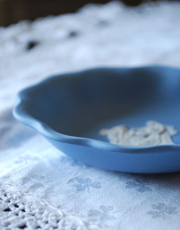 英国クラシックスタイル　アンティーク雑貨　アンティークのジャスパーウェア、ウェッジウッドトレイ（Wedgwood）。お花のような縁どりが可愛いデザインです。(k-1236-z )