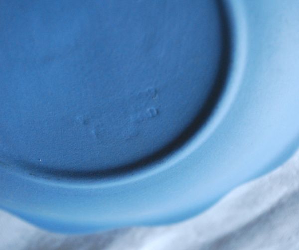英国クラシックスタイル　アンティーク雑貨　アンティークのジャスパーウェア、ウェッジウッドトレイ（Wedgwood）。裏にメーカーの刻印があります。(k-1236-z )