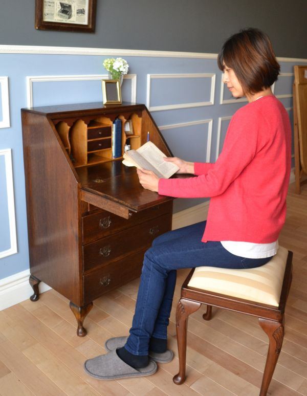 サイドバイサイド アンティーク家具 英国のアンティーク家具、オーク材の木目が美しいビューロー。落ち着いた雰囲気のビューロー。(k-1237-f)