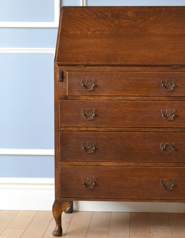 サイドバイサイド アンティーク家具 英国のアンティーク家具、オーク材の木目が美しいビューロー。外国製のビューローは装飾があちこちにあるので、絵になるアイテム。(k-1237-f)