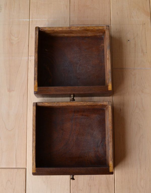 サイドバイサイド アンティーク家具 英国のアンティーク家具、オーク材の木目が美しいビューロー。ビューロー内にある小さな引き出しも、キレイに修復してあるので安心してお使いいただけます。(k-1237-f)