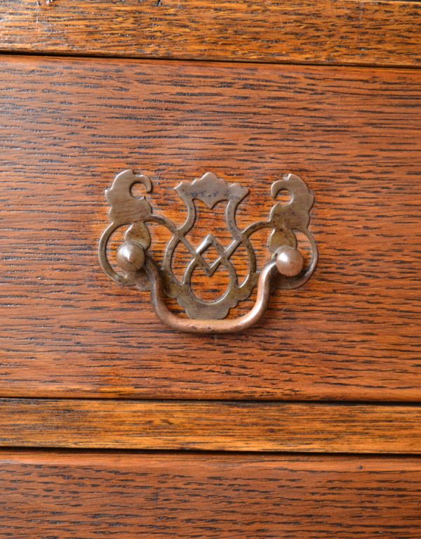 サイドバイサイド アンティーク家具 英国のアンティーク家具、オーク材の木目が美しいビューロー。アンティークならではのお洒落な取っ手。(k-1237-f)