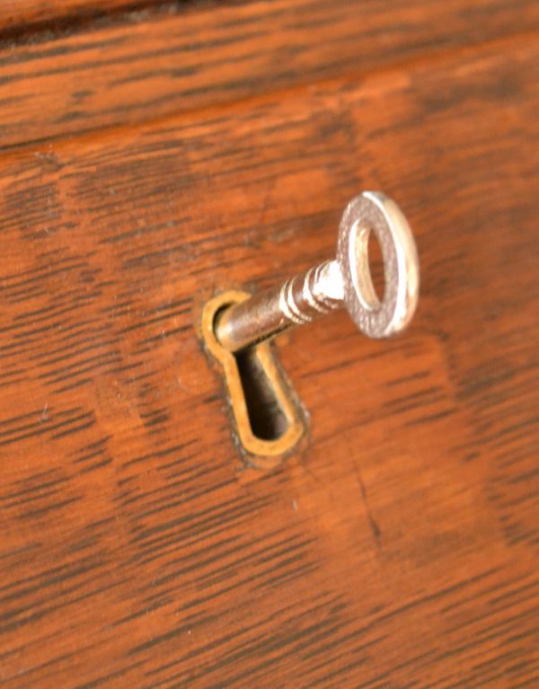 サイドバイサイド アンティーク家具 英国のアンティーク家具、オーク材の木目が美しいビューロー。ビューローの取っ手は鍵です。(k-1237-f)