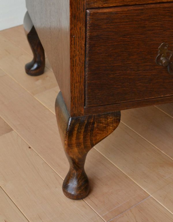 サイドバイサイド アンティーク家具 英国のアンティーク家具、オーク材の木目が美しいビューロー。安定感のある脚がしっかり支えます。(k-1237-f)