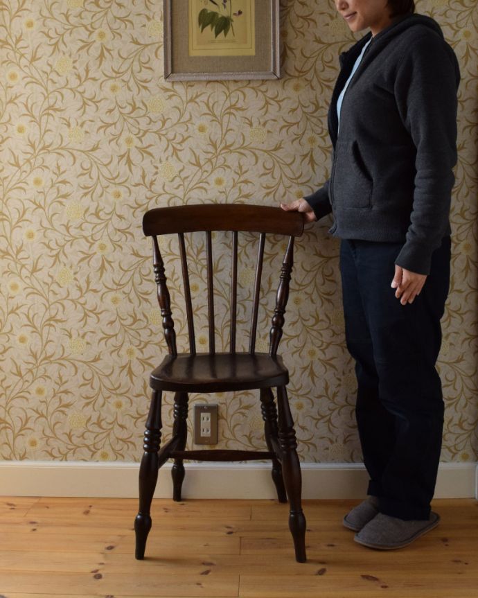 キッチンチェア　アンティーク チェア　イギリス輸入の1920年代のアンティーク椅子、彫りがお洒落なキッチンチェア。インテリアとして置いても絵になります。(k-1239-c)
