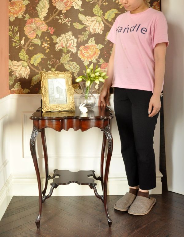 ロイドテーブル　アンティーク家具　マホガニー材のアンティーク英国家具、美しい脚のオケージョナルテーブル。お部屋の片隅に置いてあるだけでオシャレな空気に！お茶の時間、パソコンや書き物、すべてこのテーブルでバッチリです。(k-1239-f)