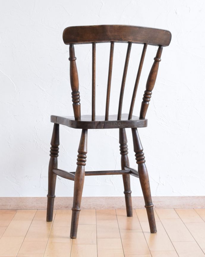 ダイニングチェア　アンティーク チェア　イギリス輸入のアンティークの椅子、ナチュラルで使いやすいキッチンチェア。後ろから見ると・・・雰囲気たっぷりでなんとも様になっています。(k-1240-c)