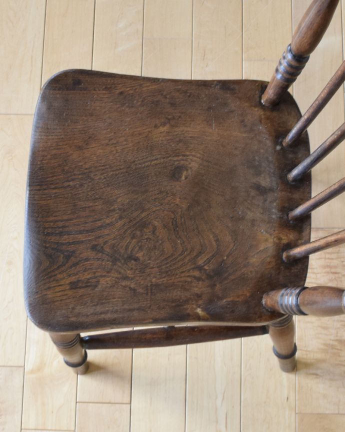 ダイニングチェア　アンティーク チェア　イギリス輸入のアンティークの椅子、ナチュラルで使いやすいキッチンチェア。角が丸い座面なので、小さいお子様がいるご家庭でも安心です。(k-1240-c)