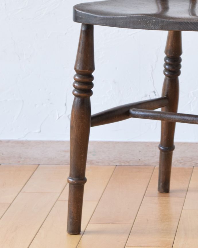 ダイニングチェア　アンティーク チェア　イギリス輸入のアンティークの椅子、ナチュラルで使いやすいキッチンチェア。しっかりと支えが組まれているので、大柄な男性が座っても大丈夫なんです。(k-1240-c)