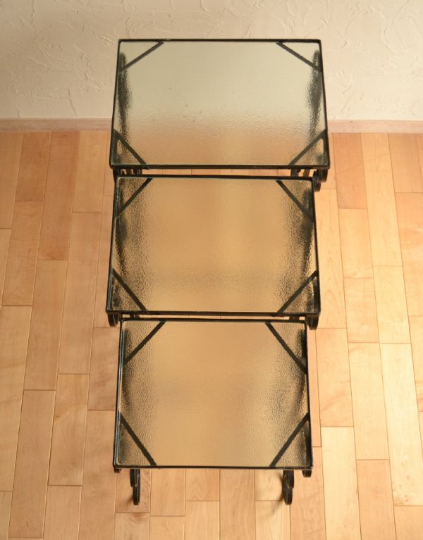 ロイドテーブル　アンティーク家具　アイアンがお洒落なアンティーク家具、ガラス天板のネストテーブル。ガラス天板はお手入れも楽チンです。(k-1240-f)