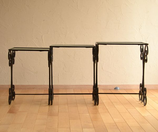 ロイドテーブル　アンティーク家具　アイアンがお洒落なアンティーク家具、ガラス天板のネストテーブル。大・中・小サイズのテーブルがセットでお届けします。(k-1240-f)