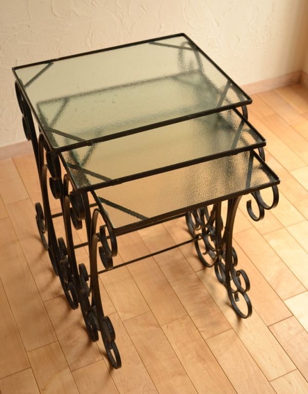 ロイドテーブル　アンティーク家具　アイアンがお洒落なアンティーク家具、ガラス天板のネストテーブル。スッキリしまえて、便利。(k-1240-f)