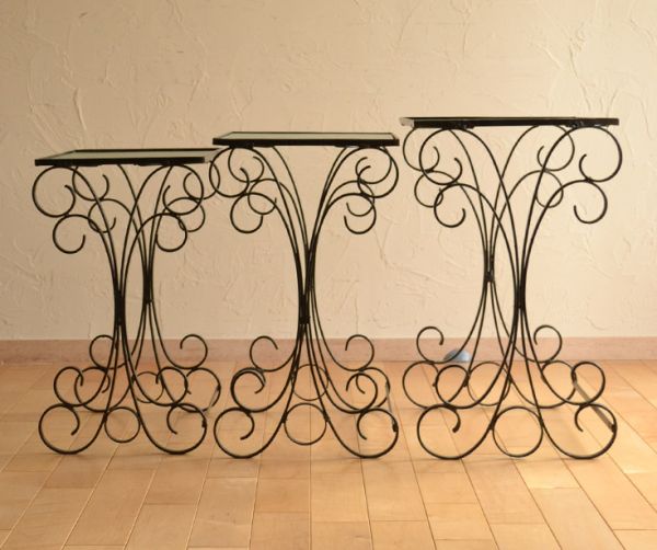 ロイドテーブル　アンティーク家具　アイアンがお洒落なアンティーク家具、ガラス天板のネストテーブル。大きく、くるんくるんとデザインされたアイアンは、横からみても美しいです。(k-1240-f)
