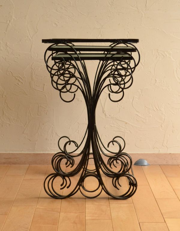 ロイドテーブル　アンティーク家具　アイアンがお洒落なアンティーク家具、ガラス天板のネストテーブル。小さなテーブルはこんな風に収まります。(k-1240-f)