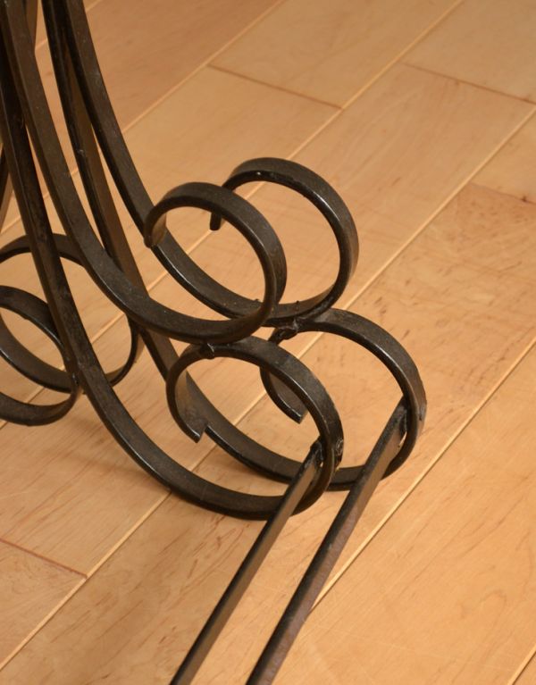 ロイドテーブル　アンティーク家具　アイアンがお洒落なアンティーク家具、ガラス天板のネストテーブル。安定感のある脚です。(k-1240-f)