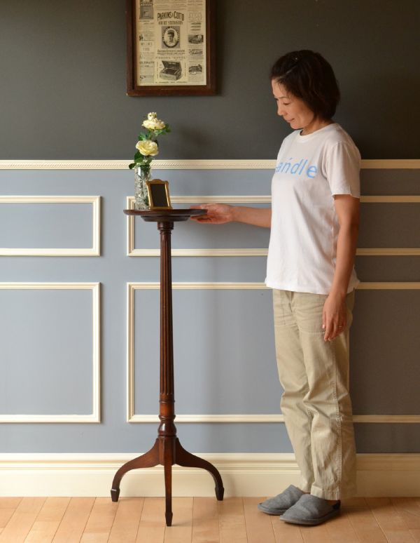 ロイドテーブル　アンティーク家具　アンティークのイギリス家具、マホガニー材のプランツスタンド（花台）。アンティークの家具と相性バッチリなテーブルです。(k-1241-f)