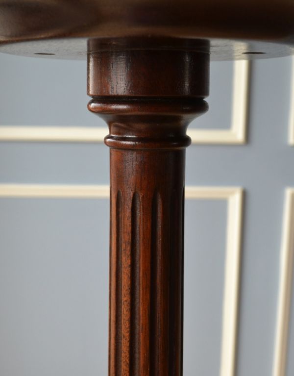 ロイドテーブル　アンティーク家具　アンティークのイギリス家具、マホガニー材のプランツスタンド（花台）。きちんとメンテナンスしていますので、届いたその日からお使いいただけます。(k-1241-f)