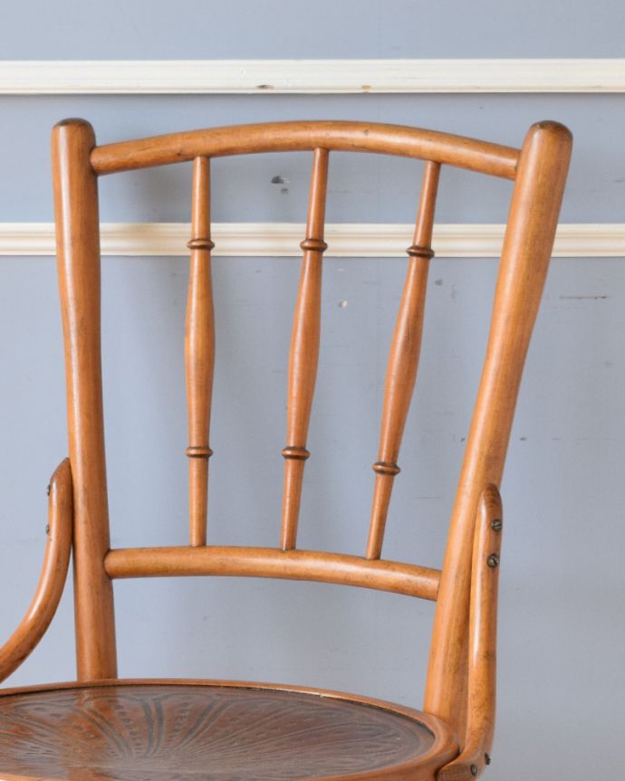 ダイニングチェア　アンティーク チェア　曲げ木の技法で造られたイギリスのアンティークベントウッドチェア。木目や色は1脚1脚微妙に違いますが、どれもキレイに仕上げています。(k-1242-c)