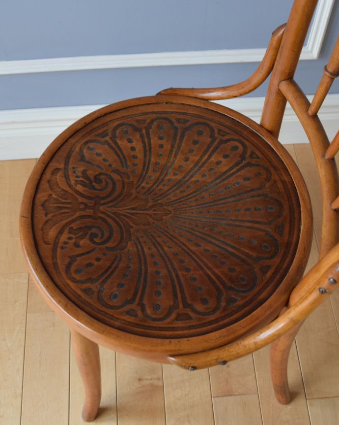 ダイニングチェア　アンティーク チェア　曲げ木の技法で造られたイギリスのアンティークベントウッドチェア。座面にはさりげなく美しい模様が描かれています。(k-1242-c)