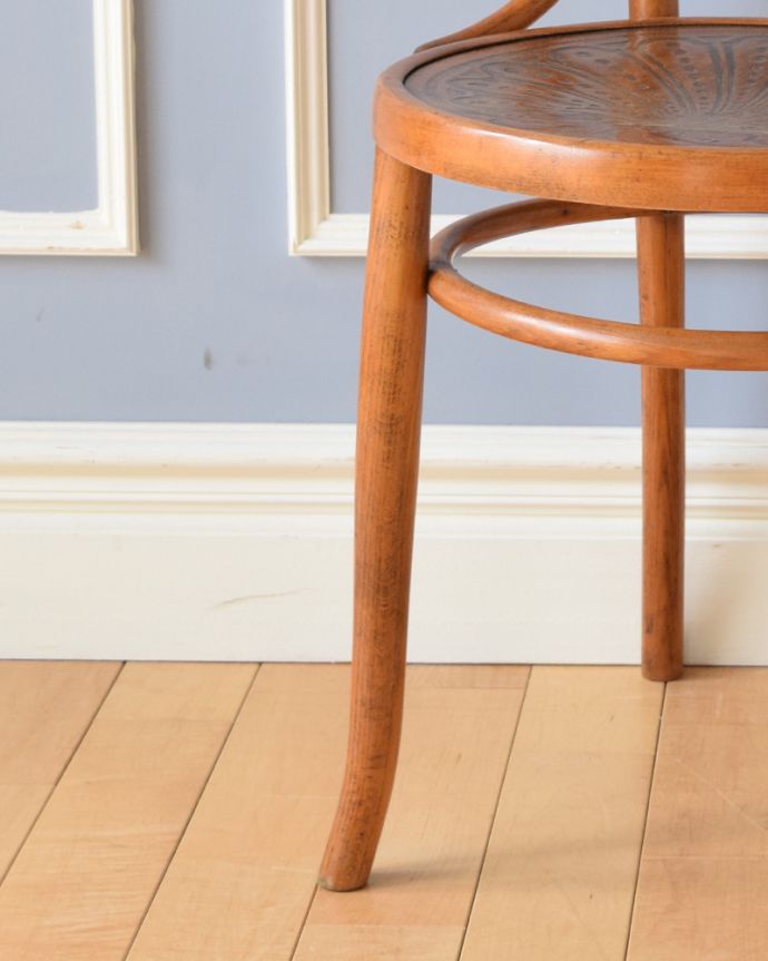 ダイニングチェア　アンティーク チェア　曲げ木の技法で造られたイギリスのアンティークベントウッドチェア。脚先が緩くカーブしています。(k-1242-c)