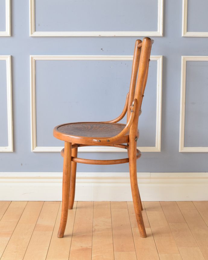 ダイニングチェア　アンティーク チェア　曲げ木の技法で造られたイギリスのアンティークベントウッドチェア。横から見ても綺麗な装飾が楽しめます。(k-1242-c)