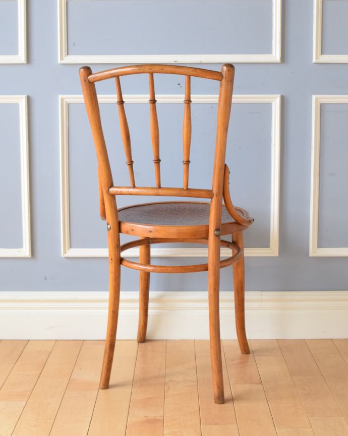 ダイニングチェア　アンティーク チェア　曲げ木の技法で造られたイギリスのアンティークベントウッドチェア。アンティークは新品ではないので、もちろん経年変化によるキズはありますが、専門の職人が目立たないようキレイにお直しをしているので、後姿までキレイです。(k-1242-c)