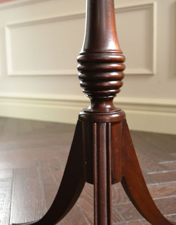 ロイドテーブル　アンティーク家具　イギリスのアンティーク家具、便利なティーテーブル（オケージョナルテーブル）。ポイントになる美しい彫です。(k-1242-f)