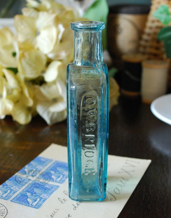 ナチュラルカントリースタイル　アンティーク雑貨　アンティークガラスボトル、ブルーのエンボスボトル（LUNC TONIC）。横から見るとこんな感じです。(k-1243-z)