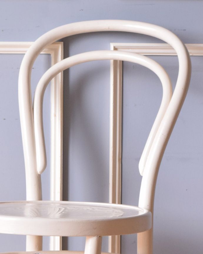 ベントウッドチェア　アンティーク チェア　英国アンティークチェア、ダブルループが美しいベントウッドチェア（ホワイト）。ラインが美しい背もたれ。(k-1244-c)