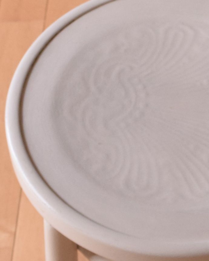 ベントウッドチェア　アンティーク チェア　英国アンティークチェア、ダブルループが美しいベントウッドチェア（ホワイト）。丸い座面なので、小さいお子さまのいるご家庭にも安心してお使い頂けます。(k-1244-c)