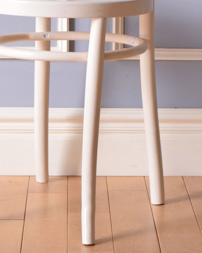 ベントウッドチェア　アンティーク チェア　英国アンティークチェア、ダブルループが美しいベントウッドチェア（ホワイト）。脚先が緩くカーブしています。(k-1244-c)