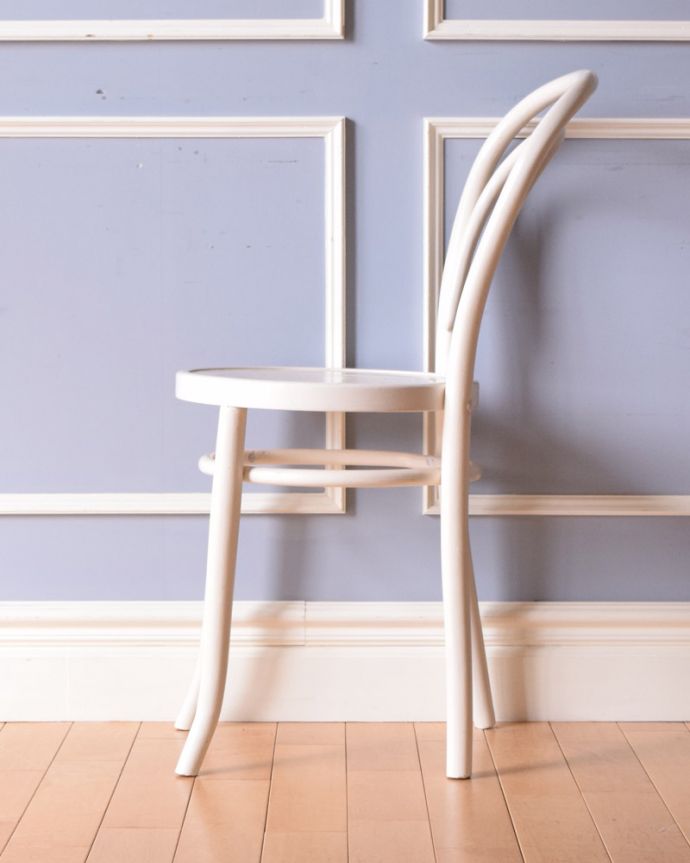 ベントウッドチェア　アンティーク チェア　英国アンティークチェア、ダブルループが美しいベントウッドチェア（ホワイト）。横から見ても綺麗な装飾が楽しめます。(k-1244-c)