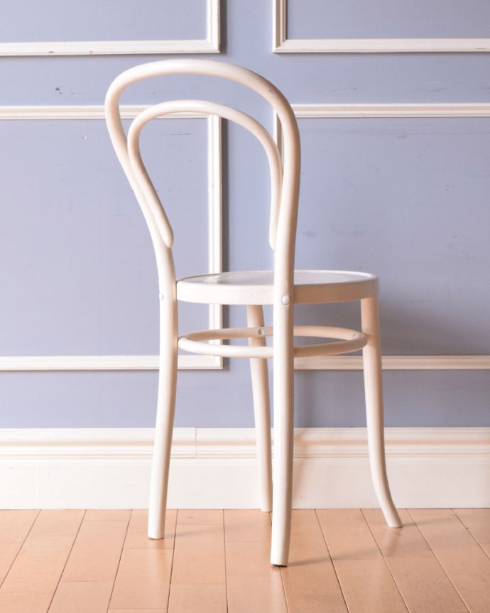 ベントウッドチェア　アンティーク チェア　英国アンティークチェア、ダブルループが美しいベントウッドチェア（ホワイト）。アンティークは新品ではないので、もちろん経年変化によるキズはありますが、専門の職人が目立たないようキレイにお直しをしているので、後姿までキレイです。(k-1244-c)