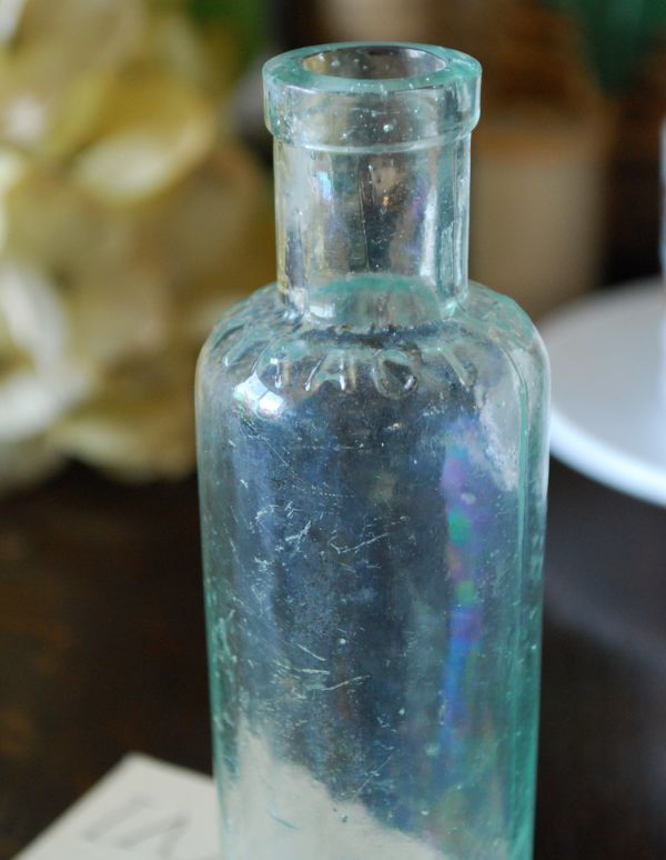 ナチュラルカントリースタイル アンティーク雑貨 アンティークガラスのボトル、小さいボトル。エンボスロゴ入りのボトルです。(k-1244-z)