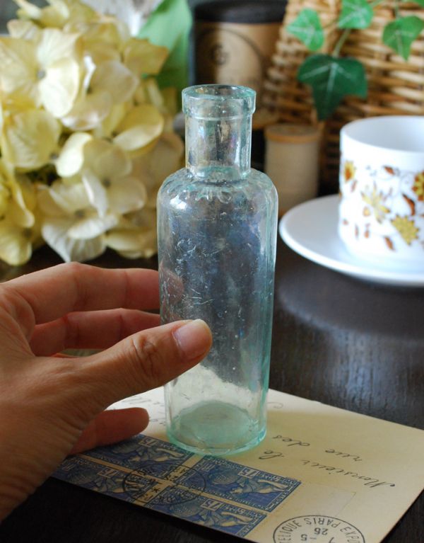 ナチュラルカントリースタイル アンティーク雑貨 アンティークガラスのボトル、小さいボトル。アンティークのため、多少の欠け・傷がある場合がありますが、使用上問題はありませんので、ご了承下さい。(k-1244-z)