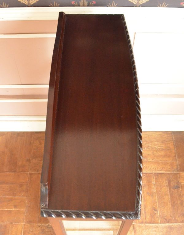 アンティークのキャビネット　アンティーク家具　アンティークの英国スタイルの家具、マホガニー材のガラスキャビネット。天板もピカピカにお直ししました。(k-1245-f)