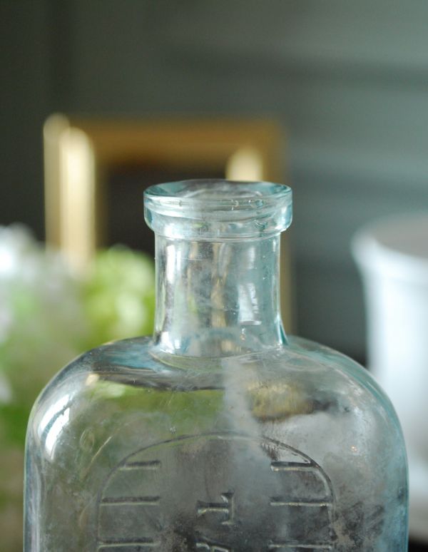 ナチュラルカントリースタイル　アンティーク雑貨　目盛り付き、アイスブルーのアンティークガラスボトル。アンティークのため、多少の欠け・傷がある場合がありますが、使用上問題はありませんので、ご了承下さい。(k-1246-z)