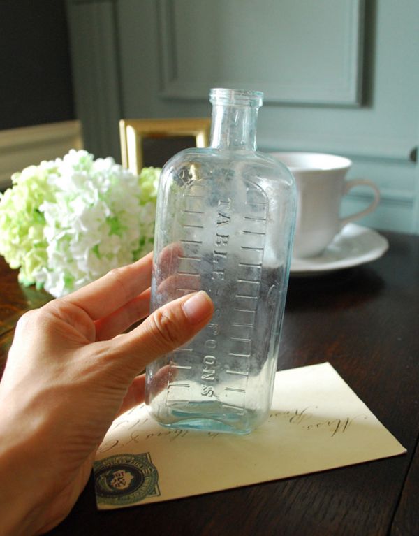 ナチュラルカントリースタイル　アンティーク雑貨　目盛り付き、アイスブルーのアンティークガラスボトル。長年使われてきたボトルはとっても味わい深い一品です。(k-1246-z)