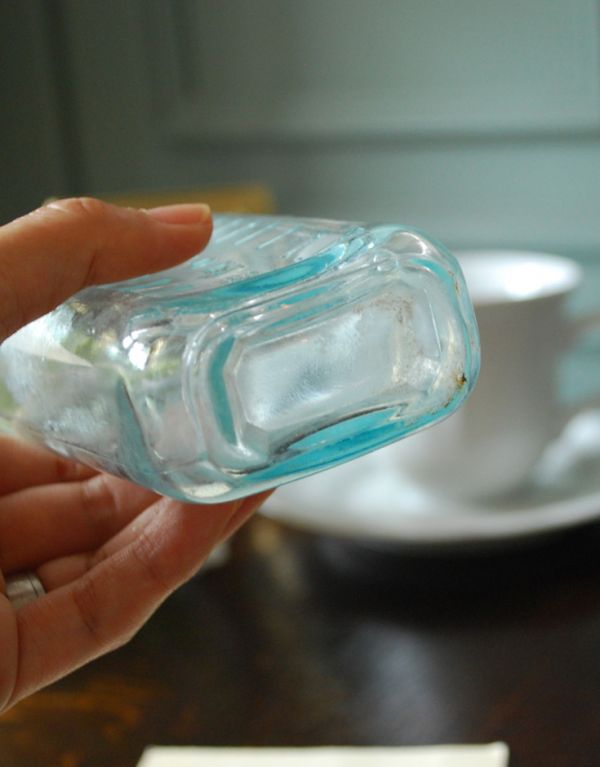 ナチュラルカントリースタイル　アンティーク雑貨　目盛り付き、アイスブルーのアンティークガラスボトル。底はこんな感じです。(k-1246-z)