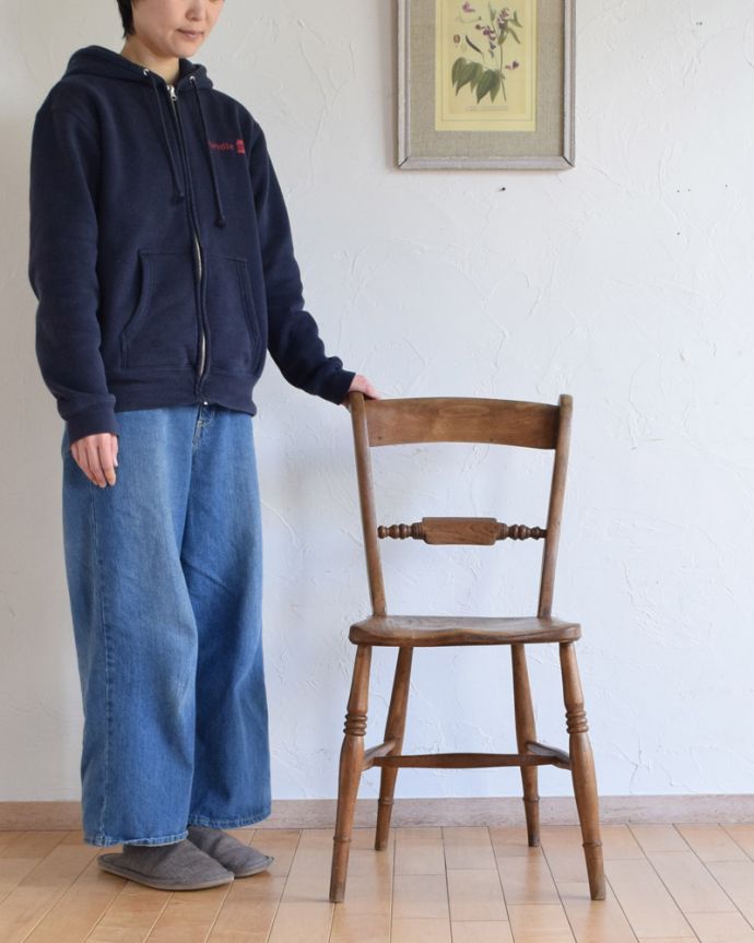 ダイニングチェア アンティーク チェア お洒落な背もたれのアクセントが素敵、英国アンティークのキッチンチェア。玄関に置いてもステキです。(k-1247-c)