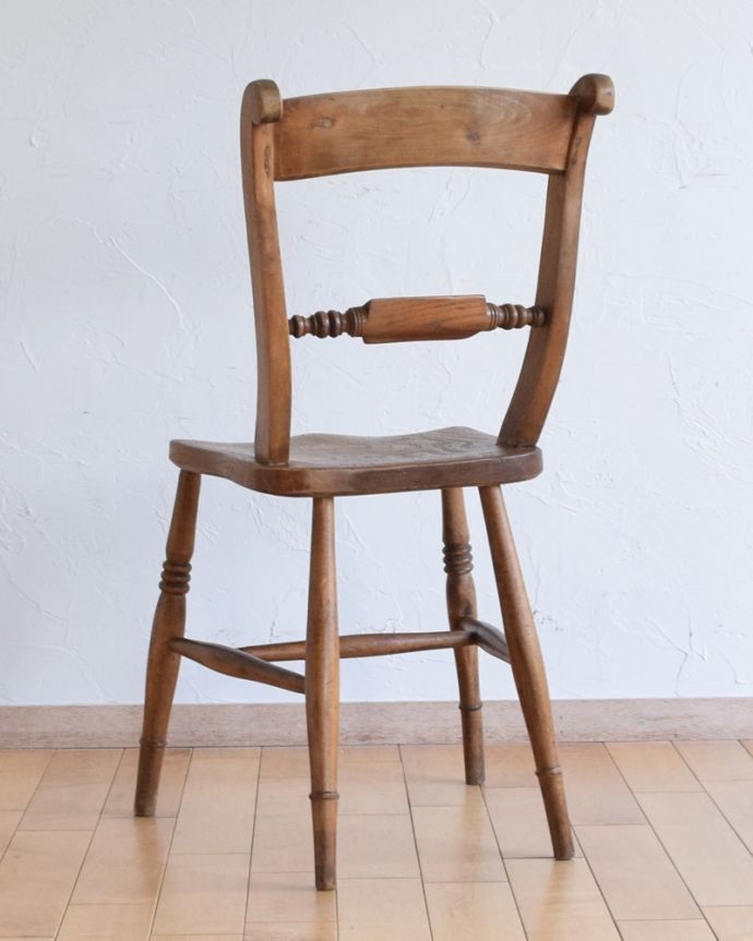 ダイニングチェア アンティーク チェア お洒落な背もたれのアクセントが素敵、英国アンティークのキッチンチェア。後ろから見ると…雰囲気たっぷりでなんとも様になっています。(k-1247-c)