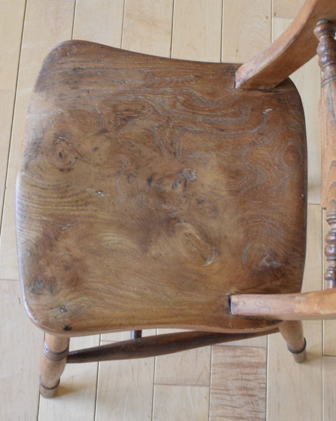 ダイニングチェア アンティーク チェア お洒落な背もたれのアクセントが素敵、英国アンティークのキッチンチェア。角が丸く作られているので、小さいお子様がいるご家庭でも安心です。(k-1247-c)